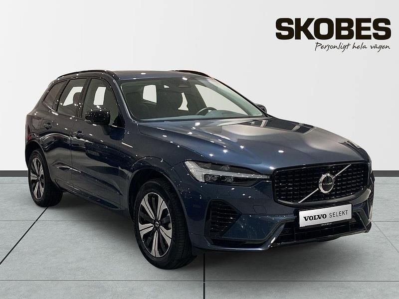 Mörkblå (blå) Begagnad 2025 Volvo XC60 Plus SUV | 574 500 kr (Lite dyr) - Bild 1/3