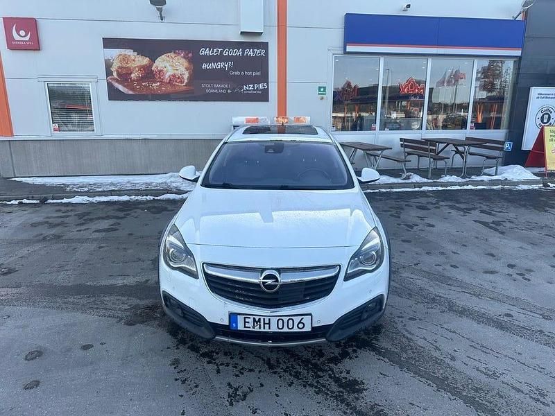 Begagnad Opel Insignia Country Tourer Business 163 HK (119 kW) 2014 Vit Kombi