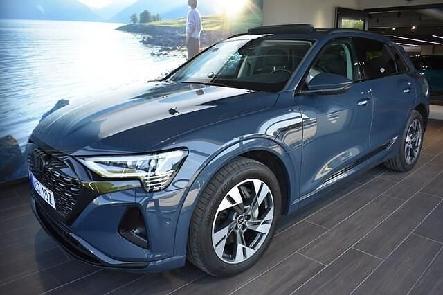 Plasmablå metallic Begagnad 2023 Audi Q8 e-tron Proline SUV | 649 000 kr (Dyr) - Bild 1/4