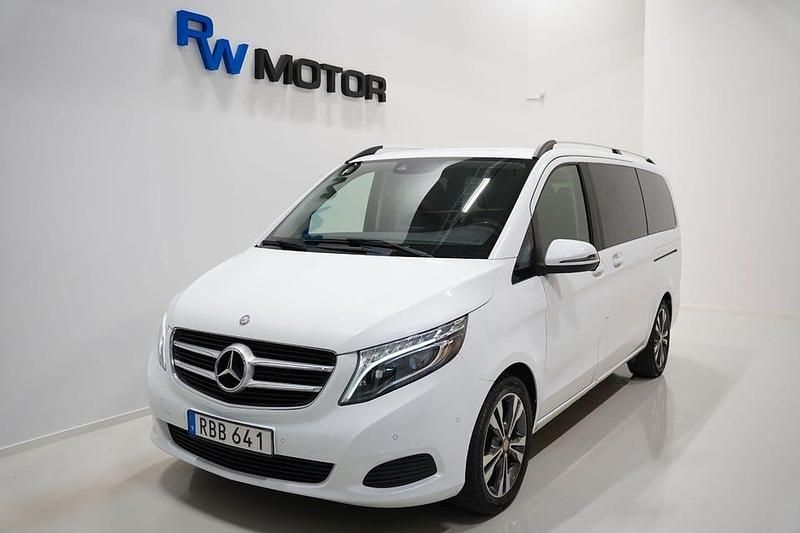 Vit Begagnad 2017 Mercedes V220 Minibuss | 359 700 kr (Marknadspris) - Bild 1/4