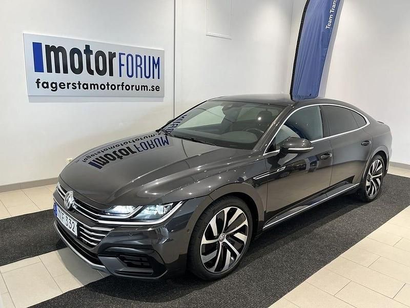 Mörkgrå (grå) Begagnad 2018 VW Arteon R-line Sedan | 224 900 kr (Marknadspris) - Bild 1/4