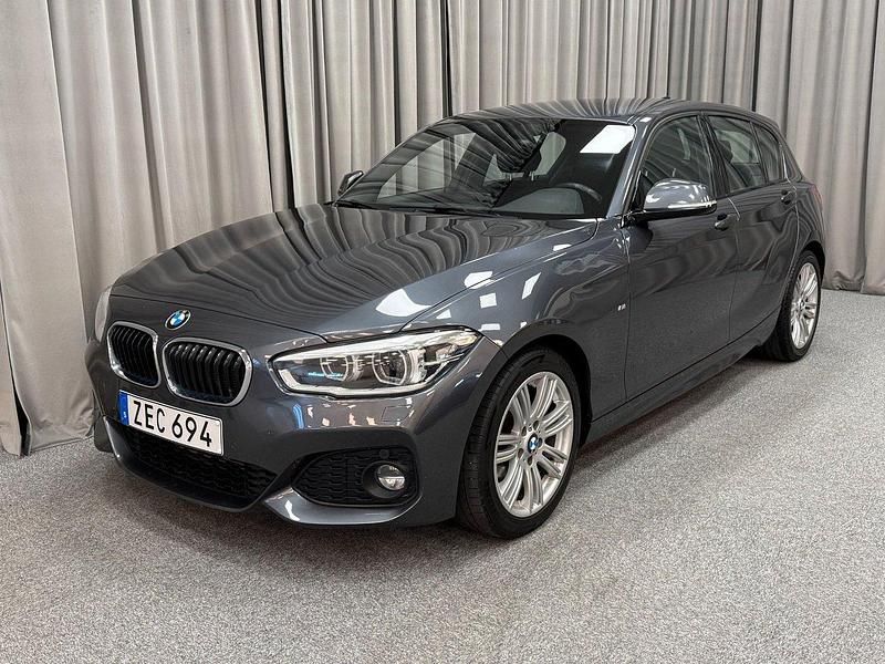 Grå Begagnad 2018 BMW 118 M Sport Halvkombi | 154 800 kr (Marknadspris) - Bild 1/4