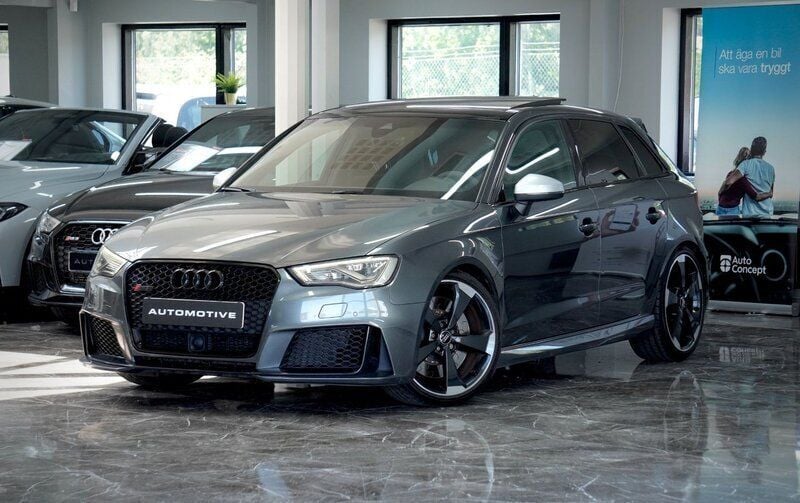 Grå Begagnad 2016 Audi RS3 Halvkombi | 389 900 kr (Lite dyr) - Bild 1/4