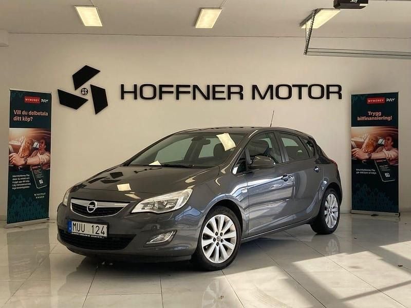 Grå Begagnad 2010 Opel Astra Enjoy Halvkombi | 74 000 kr (Marknadspris) - Bild 1/4