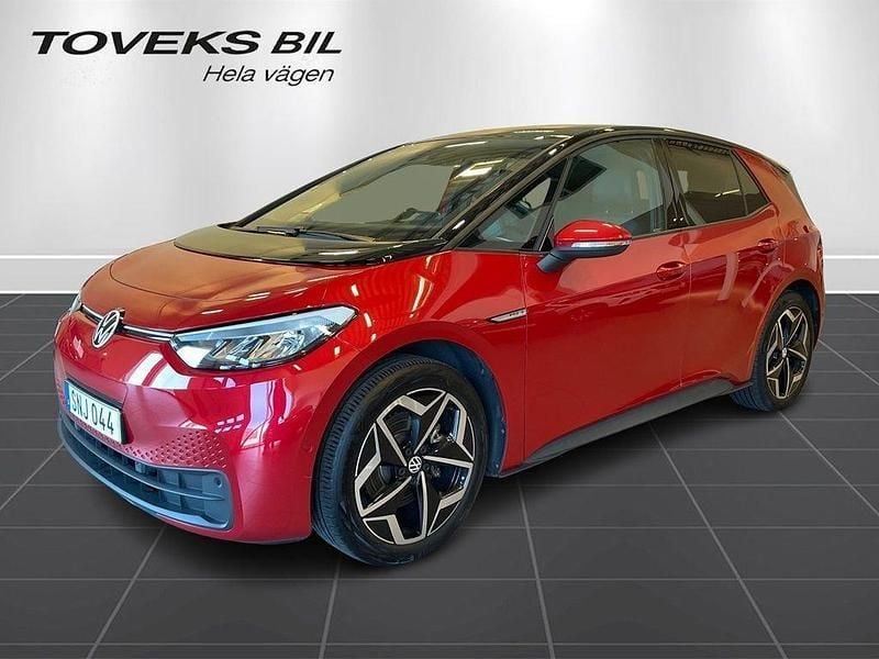 Mörkröd (kings red metallic black) Begagnad 2023 VW ID.3 Pro Halvkombi | 309 900 kr (Marknadspris) - Bild 1/4