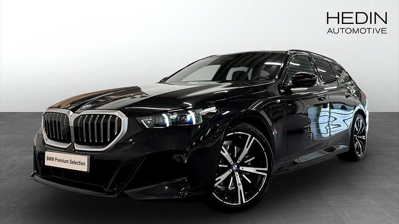 Svart (black) Begagnad 2025 BMW 530e M Sport Kombi | 628 700 kr (Bra pris) - Bild 1/4