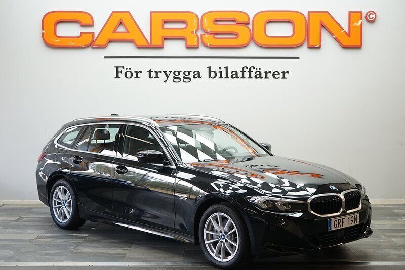Svart Begagnad 2023 BMW 330e M Sport Kombi | 469 900 kr - Bild 1/3