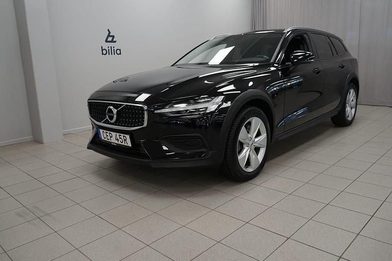 Svart Begagnad 2022 Volvo V60 CC Kombi | 339 900 kr (Marknadspris) - Bild 1/3