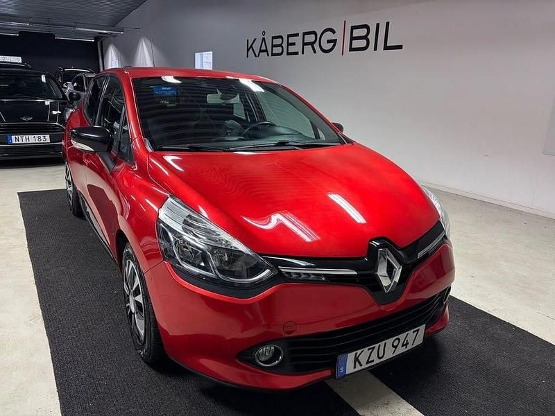 Röd Begagnad 2014 Renault Clio IV Halvkombi | 74 900 kr (Marknadspris) - Bild 1/4