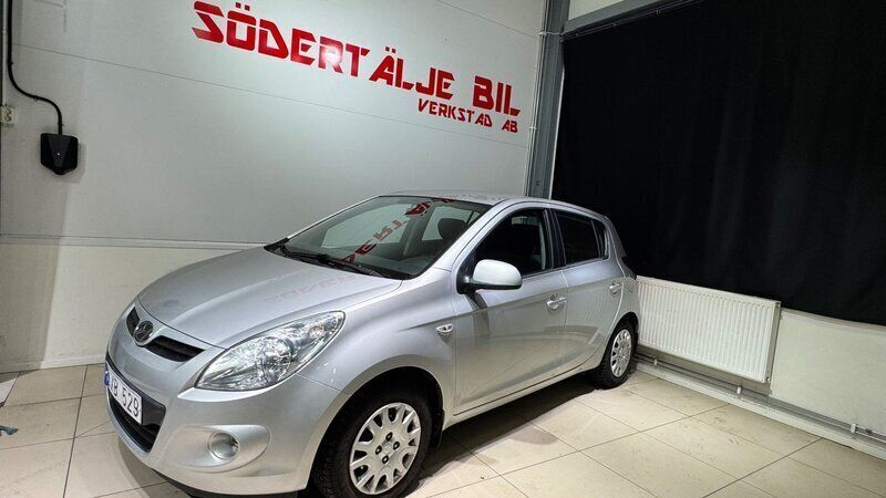Silver Begagnad 2011 Hyundai i20 Select Halvkombi | 49 900 kr (Marknadspris) - Bild 1/4