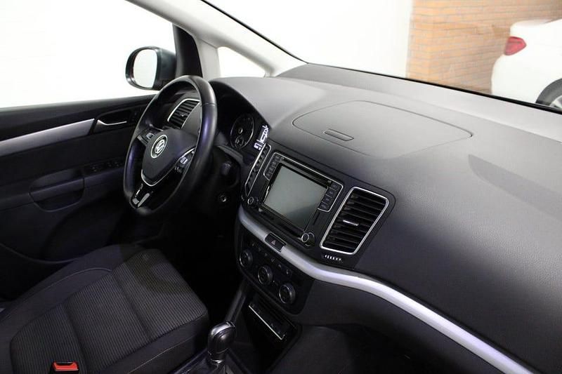 Begagnad VW Sharan 150 HK (110 kW) 2022 Grå Minibuss