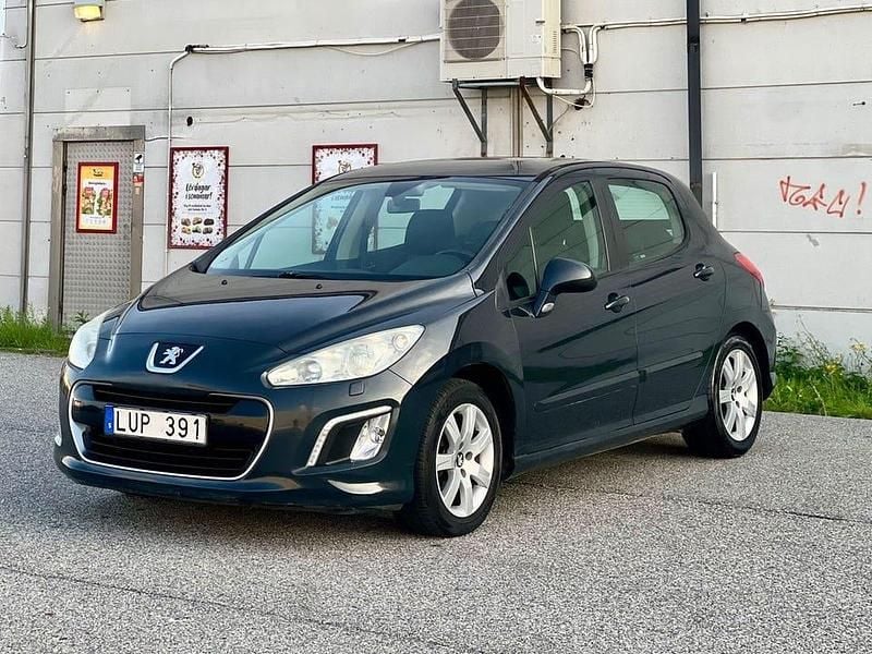 Mörkgrå (grå) Begagnad 2012 Peugeot 308 Halvkombi | 44 800 kr (Marknadspris) - Bild 1/4
