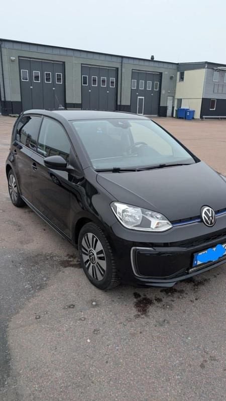 Begagnad VW e-up! 61 kW (83 HK) 2021 Deep black pearl (2t2t) Halvkombi