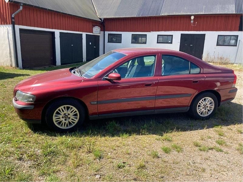 Röd Begagnad 2004 Volvo S60 Business Edition Sedan | 6 500 kr (Lite dyr) - Bild 1/3