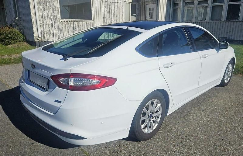 Vit Begagnad 2016 Ford Mondeo Business Edition Halvkombi | 84 500 kr (Marknadspris) - Bild 1/4