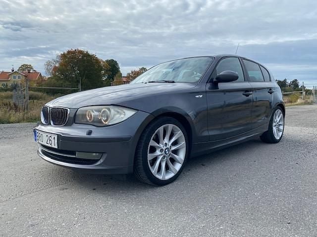 Grå Begagnad 2008 BMW 130 Advantage Halvkombi | 100 000 kr - Bild 1/4