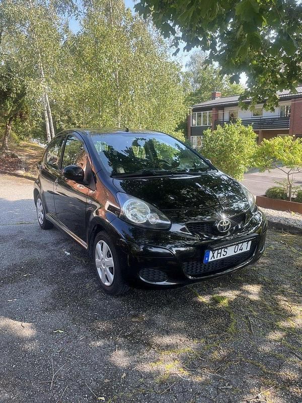 Svart Begagnad 2012 Toyota Aygo Halvkombi | 65 000 kr (Marknadspris) - Bild 1/4