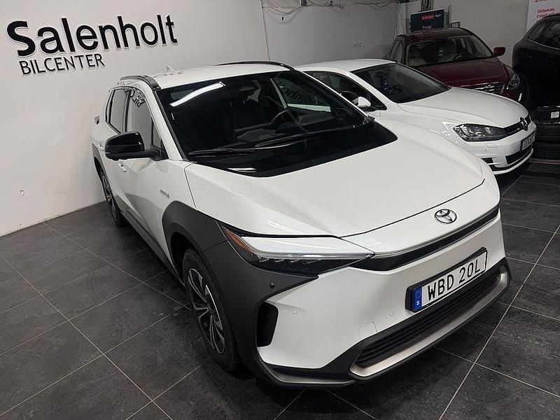 Begagnad Toyota bZ4X Executive 164 kW (224 HK) 2023 Vit SUV