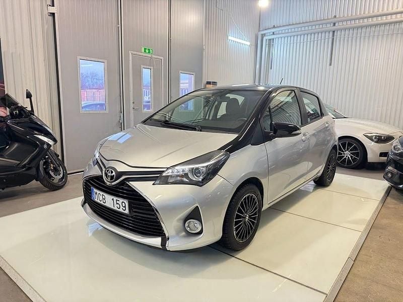 Begagnad Toyota Yaris 99 HK (72 kW) 2011 Silver Halvkombi