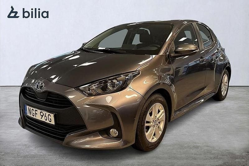 Grå Begagnad 2022 Toyota Yaris Hybrid Active Halvkombi | 209 900 kr (Marknadspris) - Bild 1/3