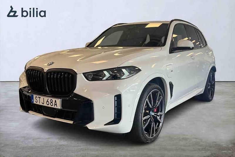 Vit Begagnad 2025 BMW X5 Comfort Edition SUV | 1 049 000 kr - Bild 1/1