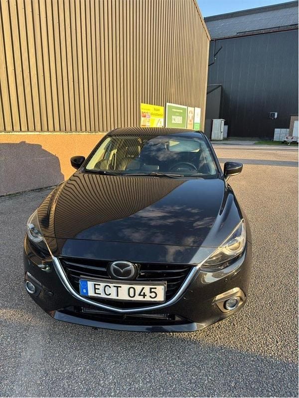 Svart Begagnad 2014 Mazda 3 Inclusive Halvkombi | 125 000 kr (Marknadspris) - Bild 1/4