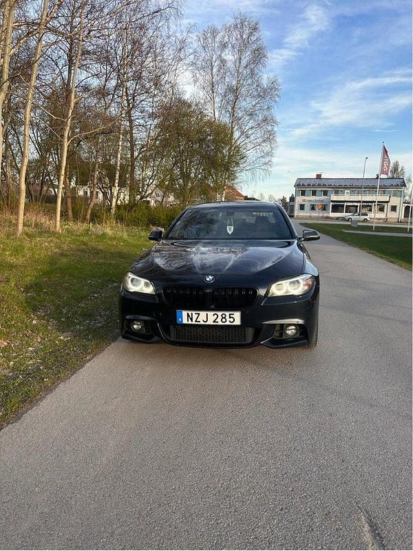 Svart Begagnad 2014 BMW 530 M Sport Sedan | 146 000 kr (Superpris) - Bild 1/4