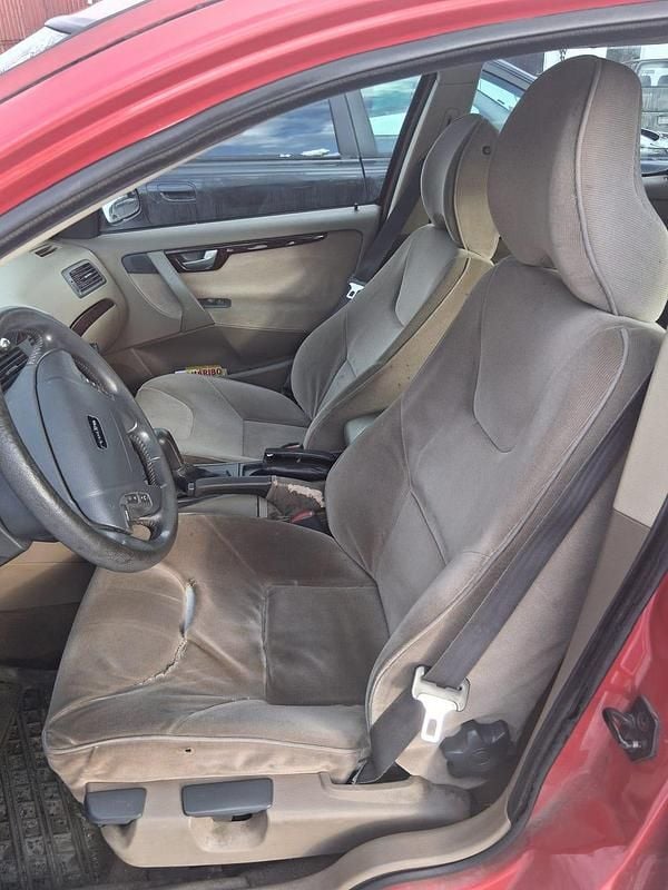 Begagnad Volvo V70 140 HK (102 kW) 2001 Röd Kombi