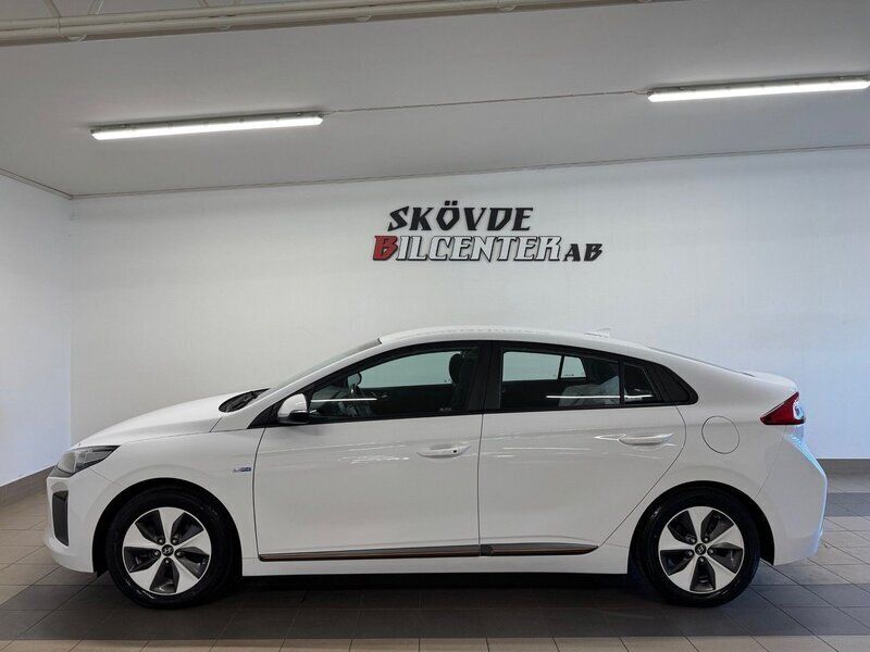 Vit Begagnad 2018 Hyundai Ioniq Comfort Sedan | 149 500 kr (Marknadspris) - Bild 1/4
