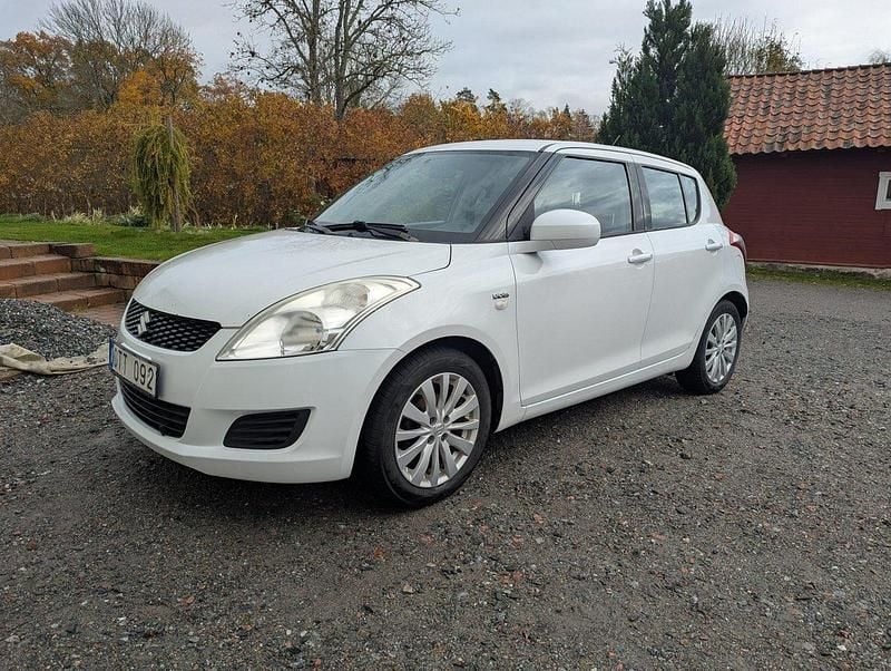 Vit Begagnad 2014 Suzuki Swift Halvkombi | 49 900 kr (Marknadspris) - Bild 1/4