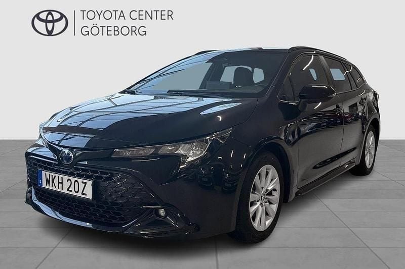 Grön Begagnad 2024 Toyota Corolla Style Kombi | 319 900 kr (Marknadspris) - Bild 1/3