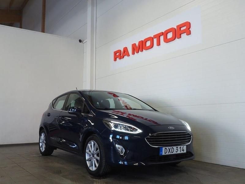 Begagnad Ford Fiesta Titanium 101 HK (74 kW) 2018 Blå Halvkombi
