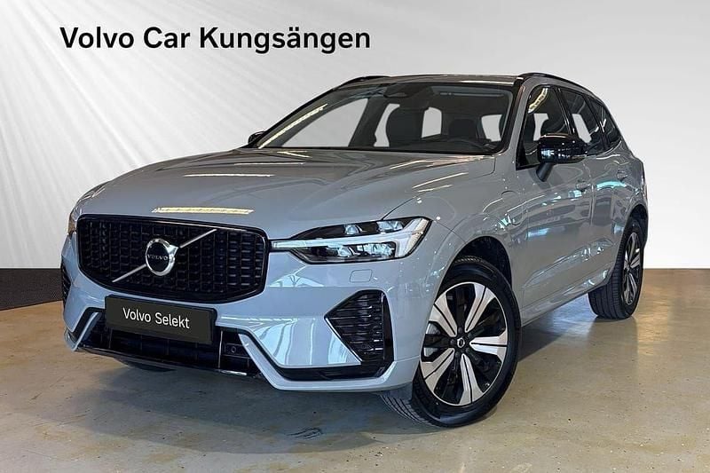 Grå Begagnad 2024 Volvo XC60 Plus SUV | 544 900 kr (Marknadspris) - Bild 1/3