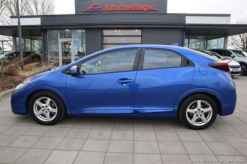 Blå samma som bilen Begagnad 2015 Honda Civic Halvkombi | 126 900 kr (Bra pris) - Bild 1/4