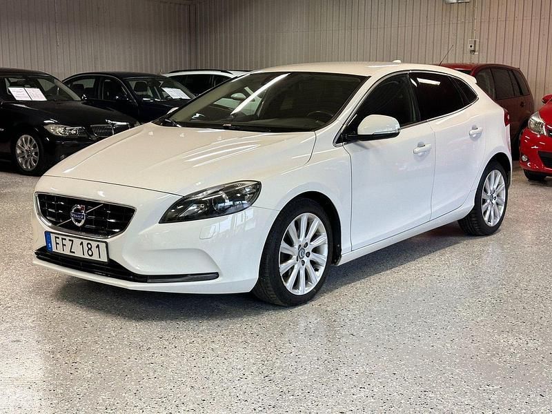 Vit Begagnad 2014 Volvo V40 Kombi | 139 900 kr (Marknadspris) - Bild 1/4