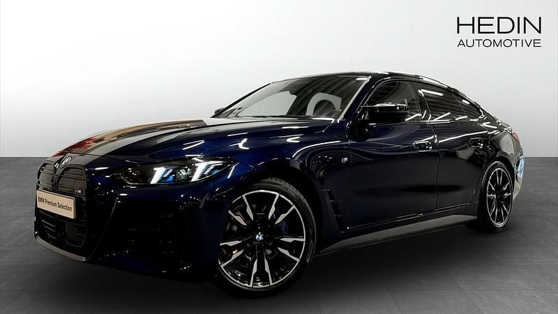 Blå Begagnad 2025 BMW i4 Comfort Edition Sedan | 738 700 kr - Bild 1/4