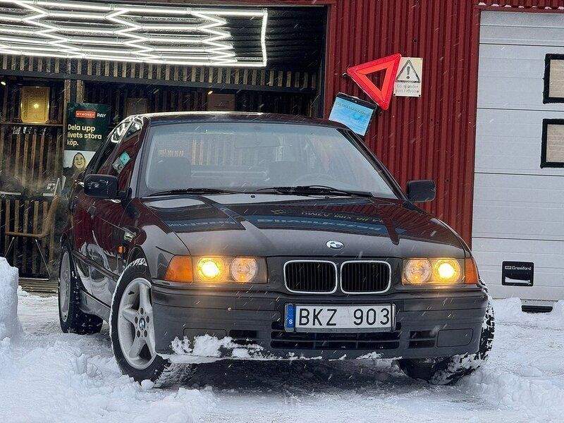 Svart Begagnad 1993 BMW 320 Sedan | 60 000 kr - Bild 1/4