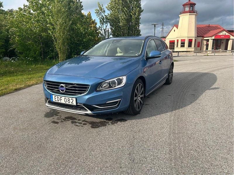 Blå Begagnad 2015 Volvo V60 Momentum Kombi | 103 995 kr (Marknadspris) - Bild 1/4