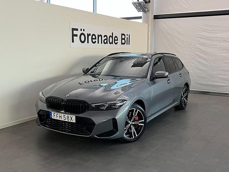 Grå Begagnad 2025 BMW 330e M Sport Kombi | 519 000 kr (Dyr) - Bild 1/4