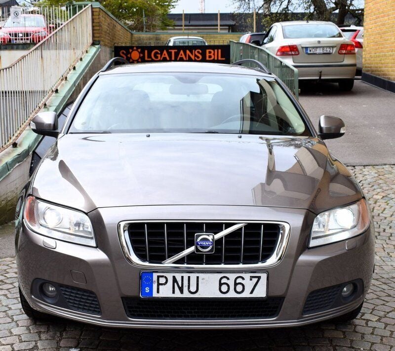 Grå Begagnad 2010 Volvo V70 Momentum Kombi | 39 000 kr (Lite dyr) - Bild 1/4