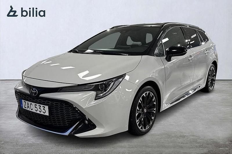 Grå Begagnad 2022 Toyota Corolla Sport Kombi | 279 900 kr (Marknadspris) - Bild 1/3