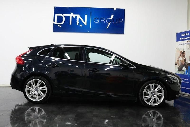 Svart Begagnad 2013 Volvo V40 Summum Kombi | 124 500 kr (Bra pris) - Bild 1/4