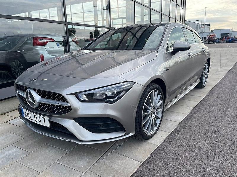 Silver Begagnad 2020 Mercedes CLA250e Shooting Brake AMG Kombi | 329 900 kr (Dyr) - Bild 1/4