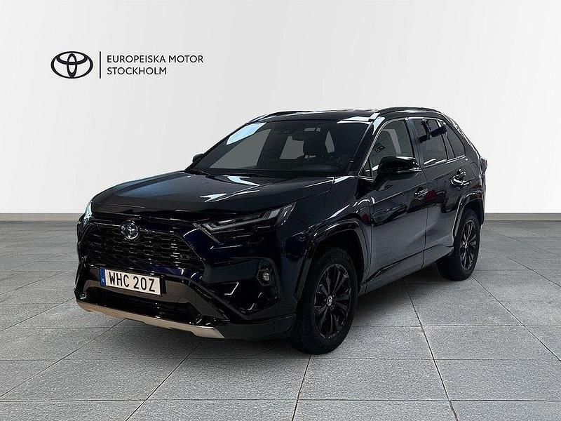Blå Begagnad 2024 Toyota RAV4 Hybrid Style SUV | 439 900 kr (Marknadspris) - Bild 1/4