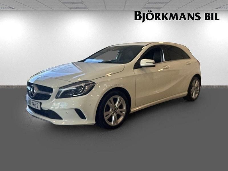 Vit Begagnad 2018 Mercedes A200 Halvkombi | 159 000 kr (Marknadspris) - Bild 1/4