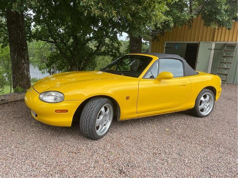 Gul Begagnad 2001 Mazda MX5 Cab | 68 000 kr (Marknadspris) - Bild 1/4