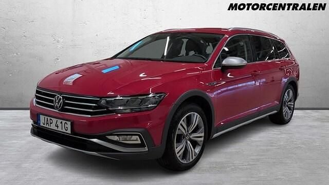 Röd Begagnad 2023 VW Passat Alltrack Kombi | 379 000 kr (Marknadspris) - Bild 1/4