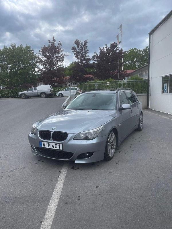 Grå Begagnad 2005 BMW 525 Kombi | 40 000 kr (Marknadspris) - Bild 1/4