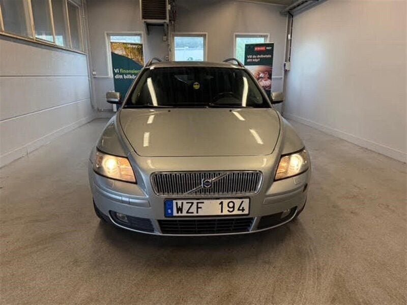 Silver Begagnad 2006 Volvo V50 Kinetic Kombi | 34 900 kr (Marknadspris) - Bild 1/4