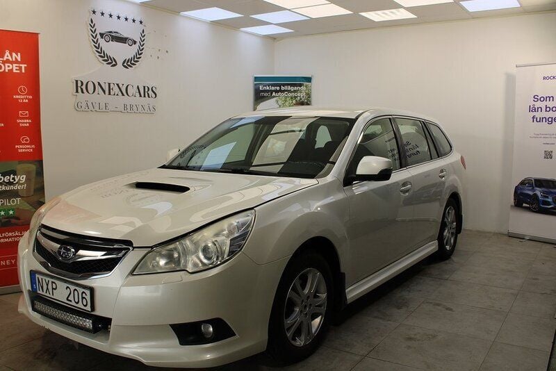 Vit Begagnad 2011 Subaru Legacy Kombi | 82 900 kr (Marknadspris) - Bild 1/4